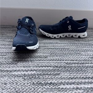 On Cloud 5 Sz 8 Woman’s Running Athletic Shoes Black White